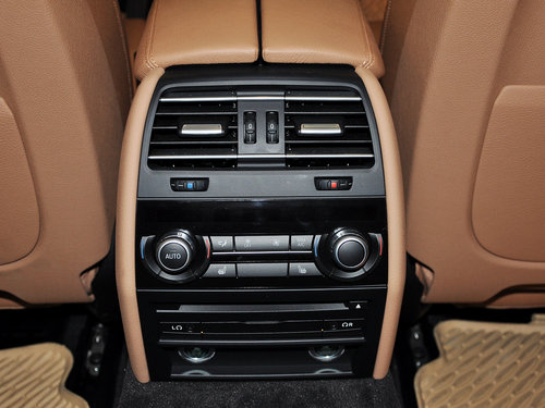 宝马(进口)  730Li 3.0L AT 前排座椅中央后方整体