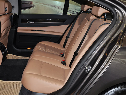 宝马(进口)  730Li 3.0L AT 第二排座椅正视图