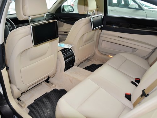 宝马(进口)  730Li 3.0L AT 第一排座椅靠背后方