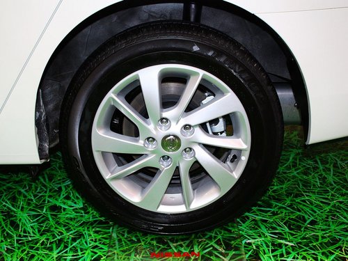 东风日产  轩逸 1.8L CVT 后轮整体照片