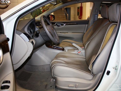 东风日产  轩逸 1.8L CVT 驾驶席座椅正视图