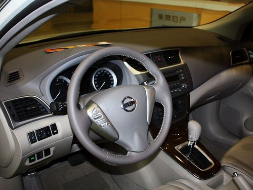 东风日产 轩逸 1.8L CVT 中控台左侧