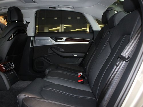 奥迪(进口) 50TFSI quattro 第二排座椅正视图