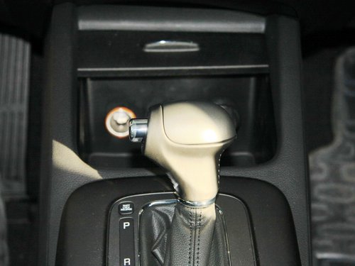东风悦达起亚  起亚K3 1.6L AT 挂档把手特写