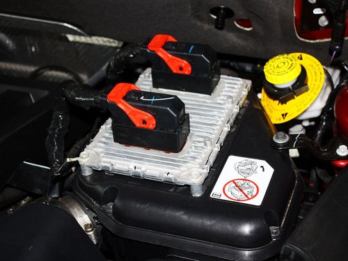 Jeep吉普  2.4L CVT 蓄电池特写