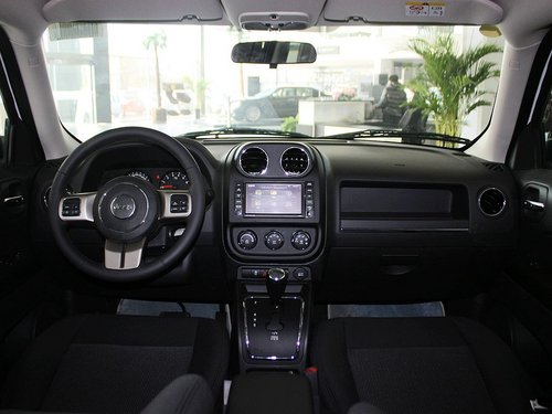 Jeep吉普  自由客 2.4L CVT 中控台整体