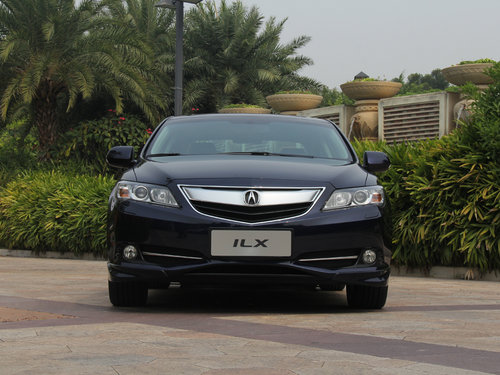 讴歌 1.5L CVT 车头正面视角