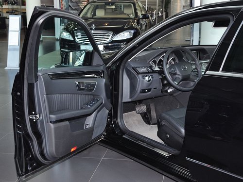 北京奔驰 E300L 3.0L AT 左前车门45度视角