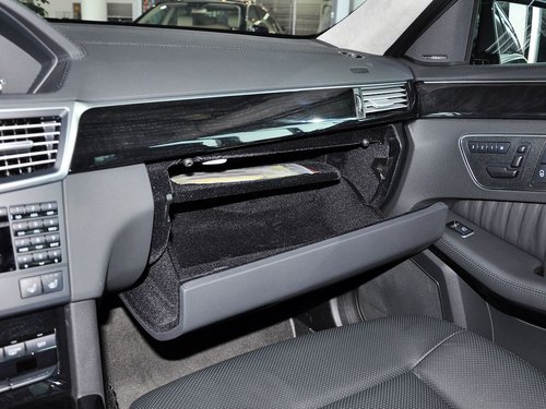 北京奔驰 E300L 3.0L AT 手套箱整体特写