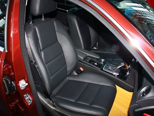 北京奔驰  C260 1.8T AT 副驾驶席座椅45度特写