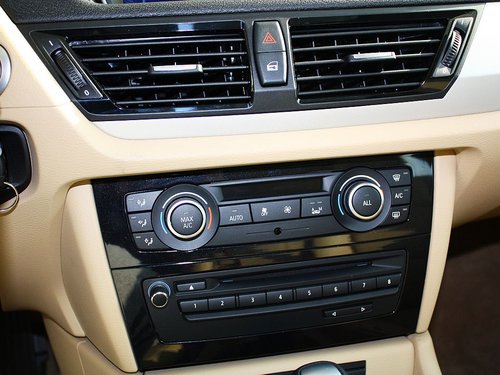 华晨宝马  sDrive18i 2.0L AT 中控台中央特写