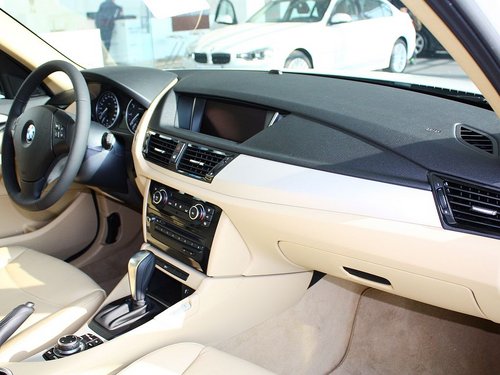 华晨宝马  sDrive18i 2.0L AT 中控台右侧