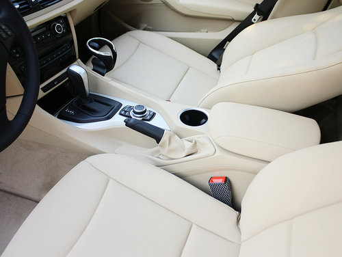 华晨宝马  sDrive18i 2.0L AT 手套箱整体特写