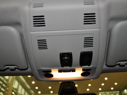 华晨宝马 sDrive20i 2.0T AT 前排车顶中央特写