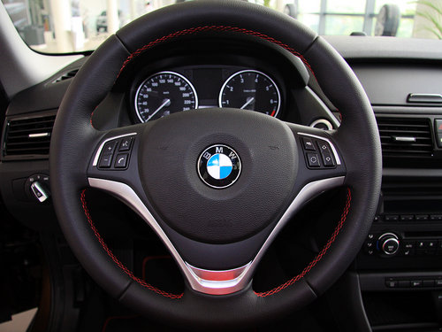 华晨宝马  sDrive20i 2.0T 方向盘整体