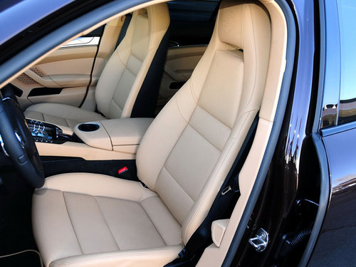保时捷  Platinum Edition 3.6L 驾驶席座椅前45度视图
