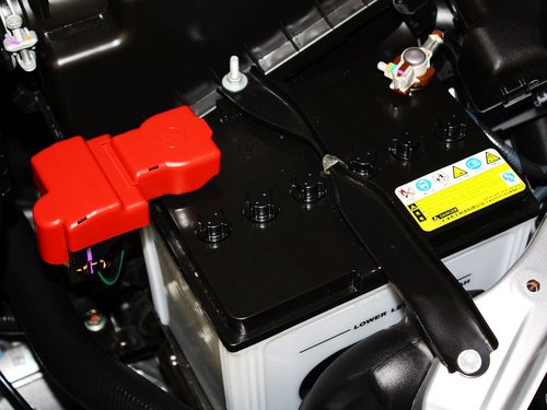 一汽丰田  1.6L 自动 蓄电池特写