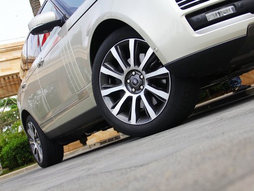 路虎  揽胜 5.0T V8 前轮整体照片