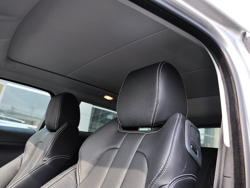 路虎  极光 2.0T AT 驾驶席座椅头枕特写