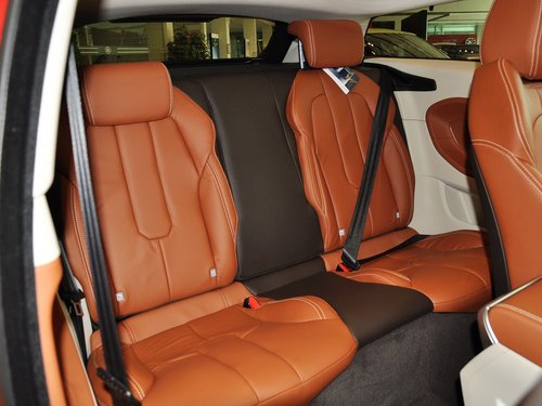 路虎  极光 2.0T AT 第二排座椅45度视角