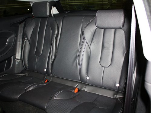 路虎  极光 2.0T AT 第二排座椅45度视角