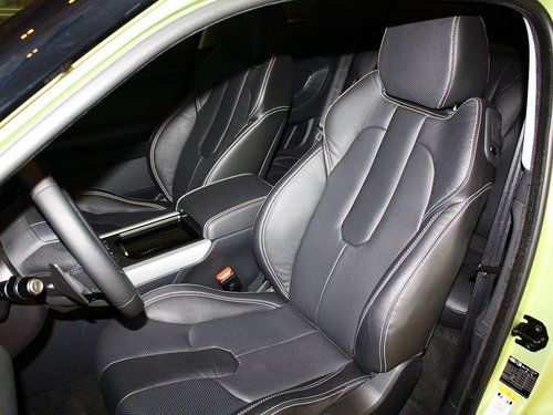 路虎  极光 2.0T AT 驾驶席座椅前45度视图