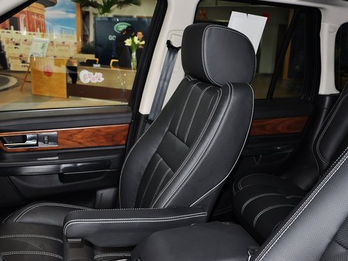 路虎 揽胜运动版 5.0T AT 副驾驶席内侧特写