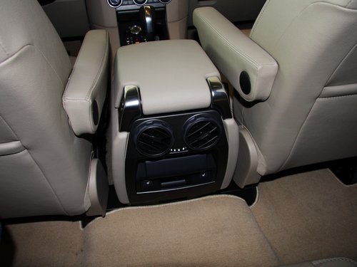路虎  第四代发现 3.0T AT 前排座椅中央后方整体