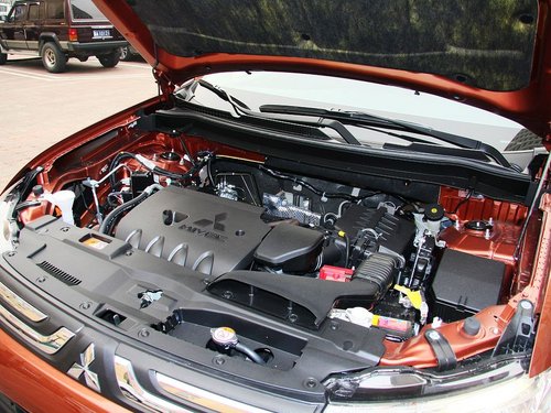 三菱(进口)  全新欧蓝德 2.4L 发动机主体特写