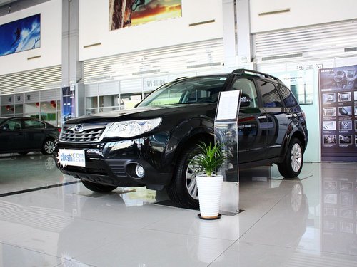 斯巴鲁 森林人经典 2.5XS AT 车辆左前45度视角