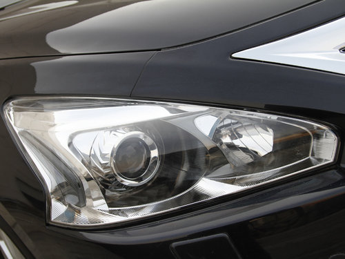 东风日产 天籁 2.5L CVT 车辆右前大灯45度视角