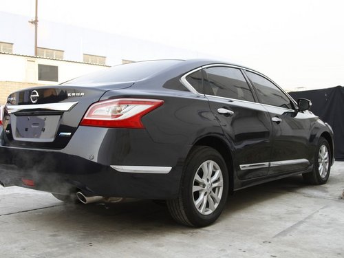 东风日产 天籁 2.5L CVT 车辆右侧尾部视角