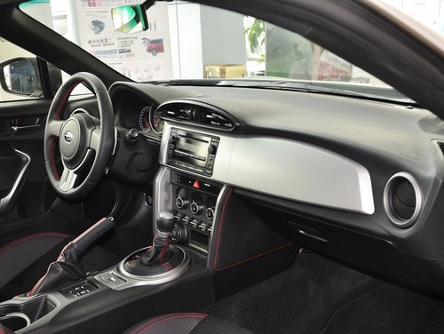 斯巴鲁  2.0L 自动 中控台右侧