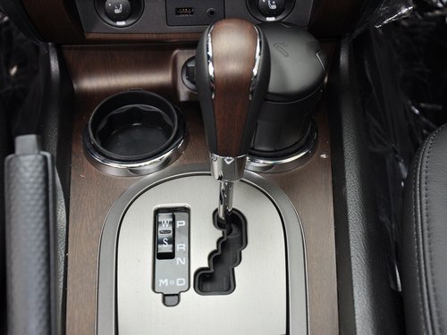 双龙汽车  2.7T 自动 挂档把手特写