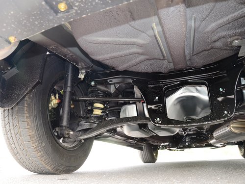 海马汽车 2.0L 手动 后悬架特写
