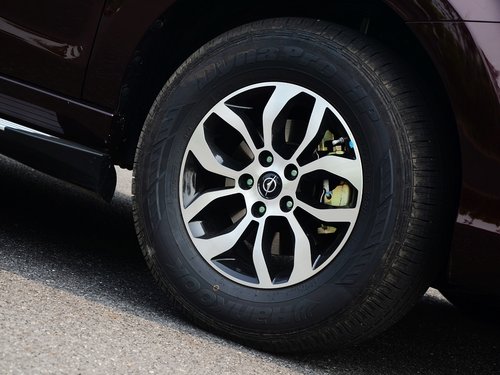 海马汽车 2.0L 手动 前轮整体照片