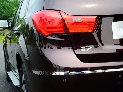 海马汽车 2.0L 手动 车辆左后大灯45度视角