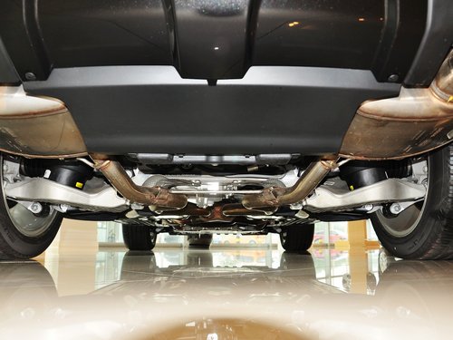 路虎  5.0T 自动 后底部特写