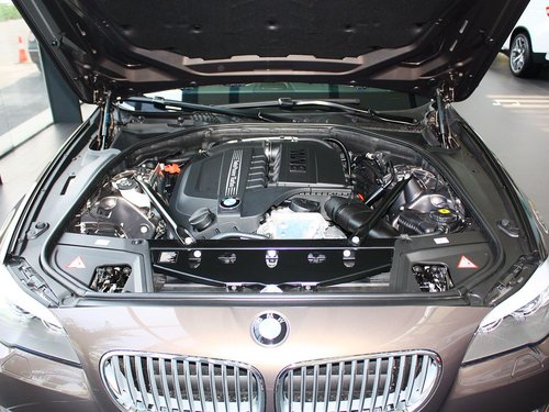 华晨宝马  3.0T 自动 发动机局部特写