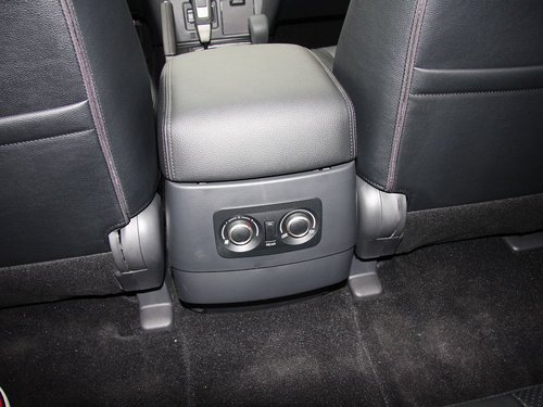 三菱(进口)  3.0L 自动 前排座椅中央后方整体