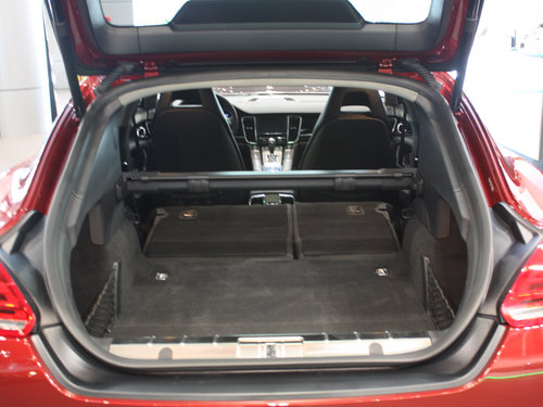 保时捷  3.0T 后备箱局部特写