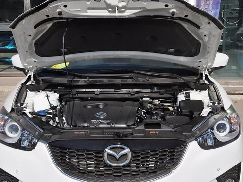 长安马自达 2.0L 自动 发动机局部特写