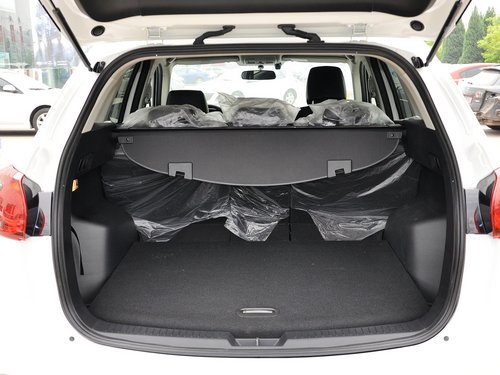 长安马自达  2.0L 自动 后备箱局部特写