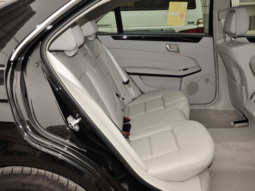 北京奔驰 E260L 第二排座椅正视图