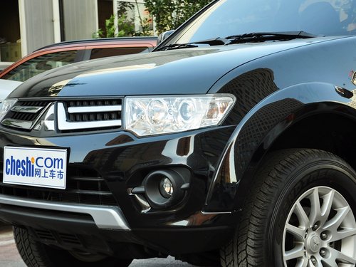 广汽三菱  3.0L 自动 车辆左前大灯45度视角