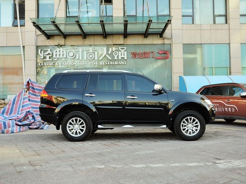 广汽三菱  3.0L 自动 车辆正右侧