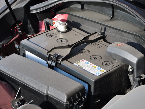 一汽丰田  2.5V 自动 蓄电池特写