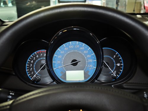 广汽丰田  1.5G 自动 方向盘后方仪表盘