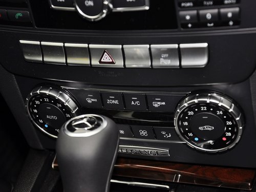 北京奔驰  C260 1.8T AT 中控台下方特写