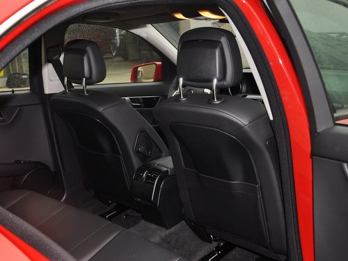 北京奔驰 C180 1.8T AT 第一排座椅靠背后方